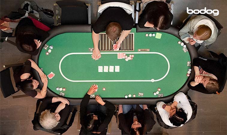 pessoas jogando poker em mesa profissional vista de cima