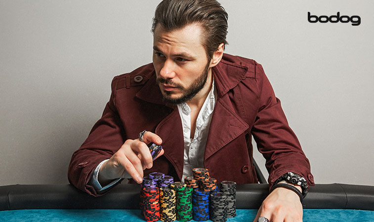 jugador poker apuesta Homem com um monte de fichas de poker