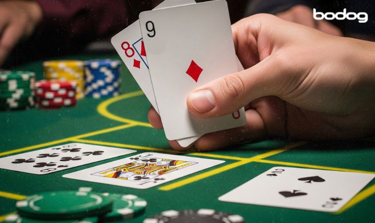 uma mão com as cartas 8 e 9 frente a um flop com 8, J e 2