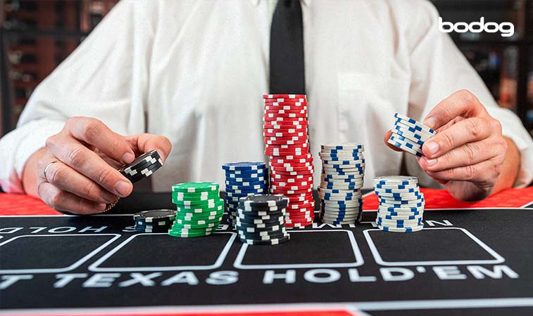 Homem segurando fichas poker