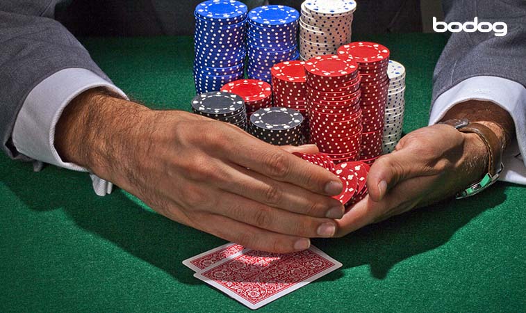 Jugador apostando con cartas sobre la mesa