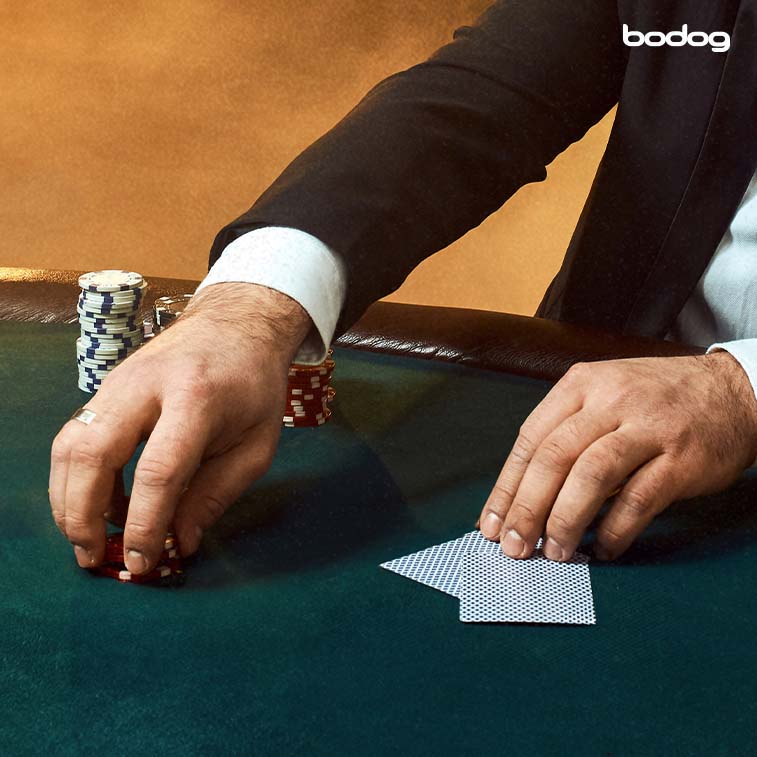 jugador apostando en mesa de poker