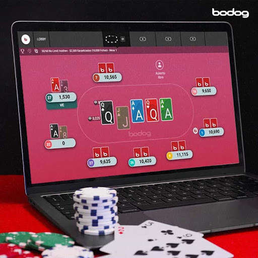 Computadora mostrando mesa de poker online