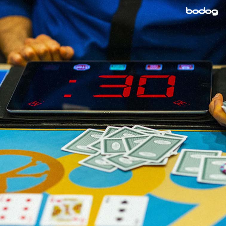 partida de poker em curso com cartas do jogo na mesa e um relógio contabilizando 30 segundos