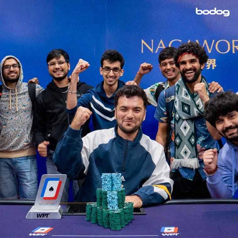Jugadores de poker levantando el puño