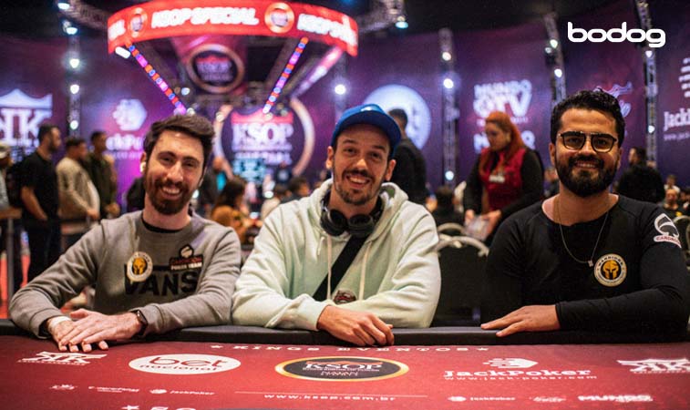 Vale a pena jogar poker em um time