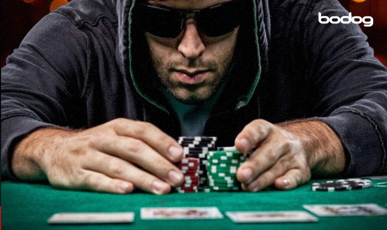 Jogador com fichas de cassino e baralho de poker