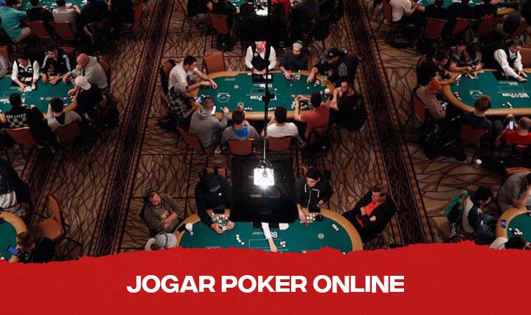 salão de poker com várias mesas lotadas de pessoas jogando simultaneamente