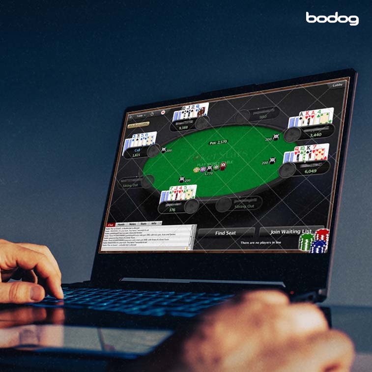 Persona jugando a un torneo de poker en una notebook