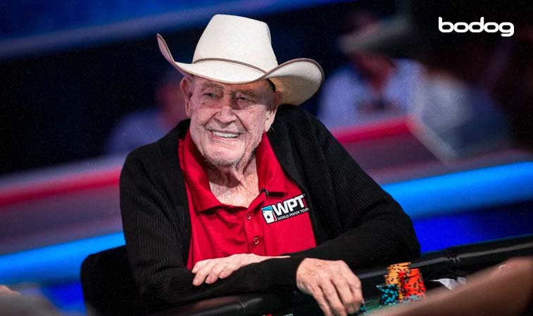 Doyle Brunson jogando poker em torneio