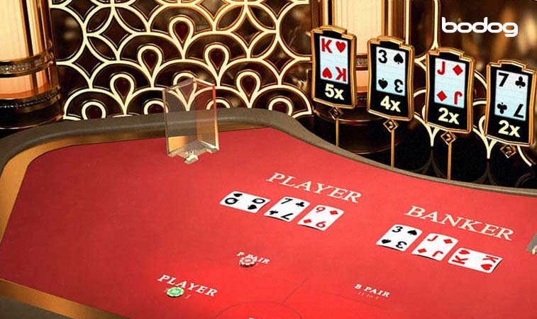 mesa ao vivo do jogo Lightning Baccarat com cartas e fichas aparentes