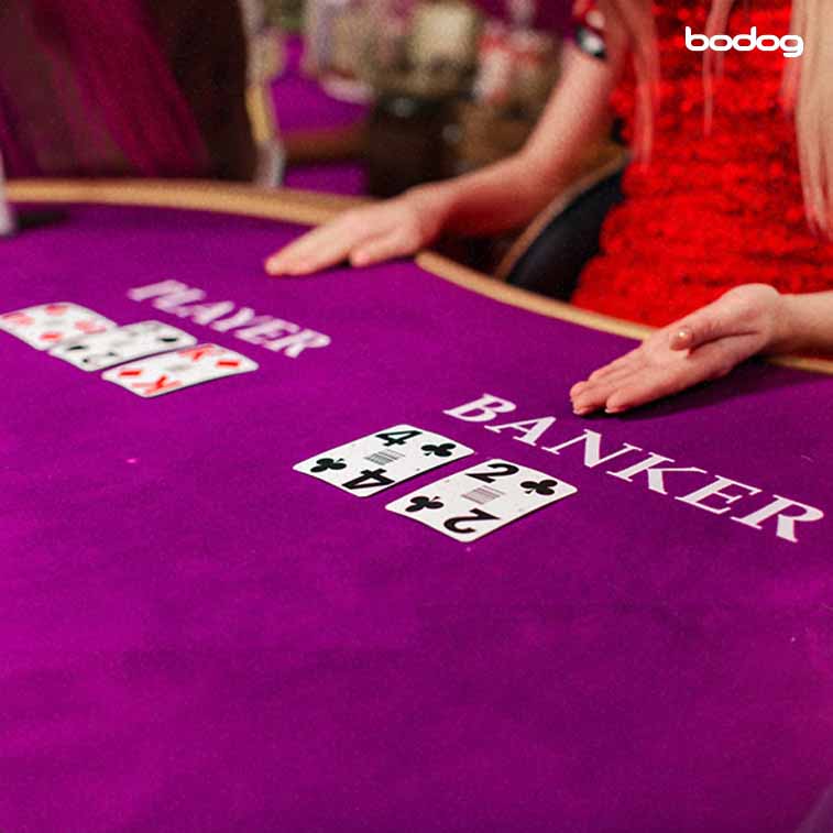 Crupier mostrando las cartas del jugador y de la banca