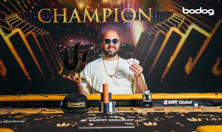 Bryn Kenney com um troféu em mãos após ser campeão de um torneio de poker