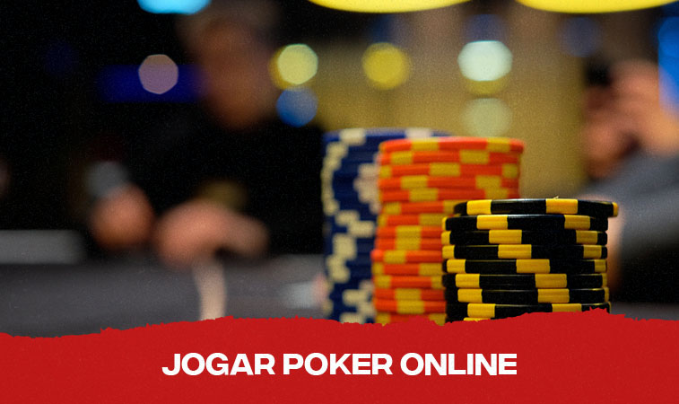 Fichas de poker empilhadas. Uma pessoa está desfocada ao fundo