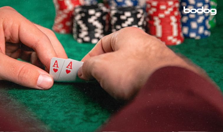 Pessoa segurando um pocket pair no poker