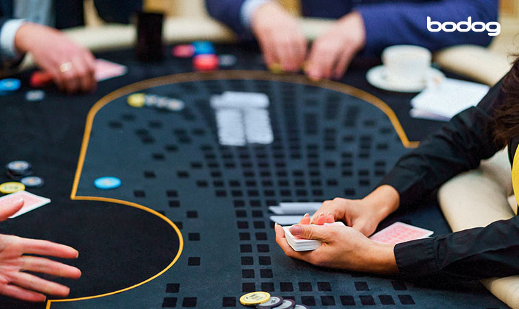 Dealer distribuindo cartas para os jogadores que estão na mesa