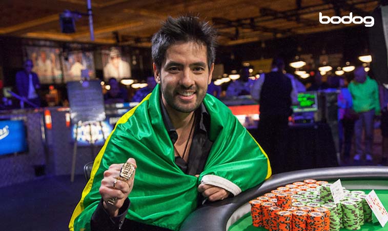 Thiago Decano com a bandeira do Brasil e suas fichas de poker
