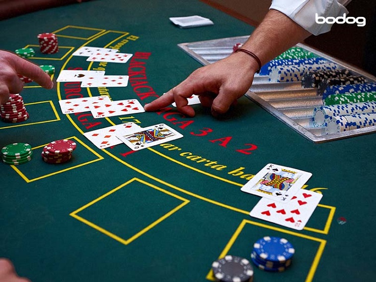 Quais são os valores das cartas no baralho de blackjack