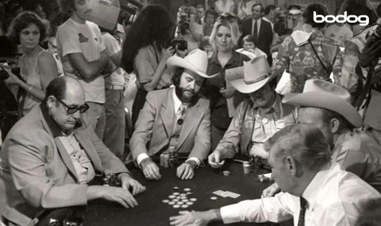 Pessoas jogando poker no primeiro torneio da WSOP em 1970