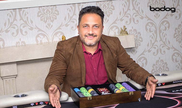 AAAArthur com sua caixa cheia de fichas de poker