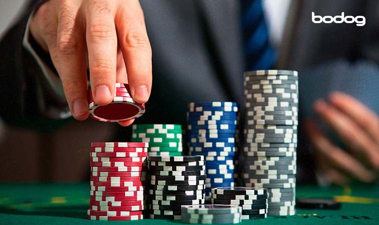homem empilhando stack de fichas de poker