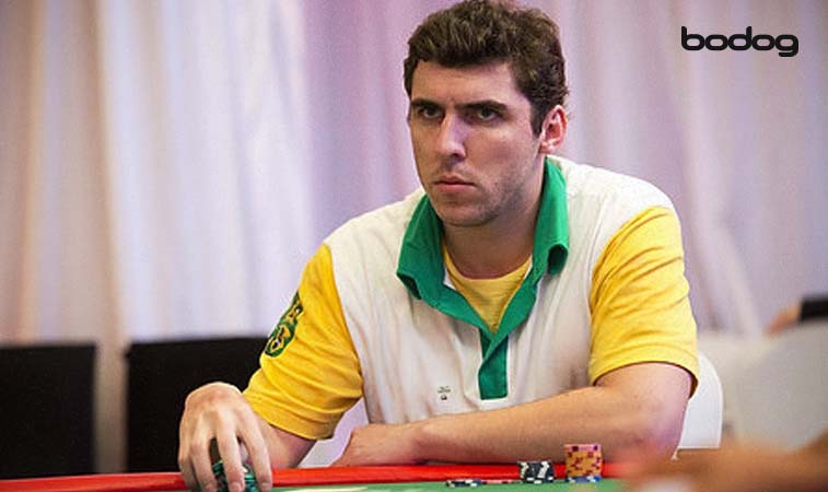 Caio Pessagno com tom de seriedade em mesa de poker