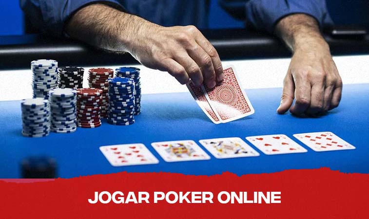 Homem segurando duas cartas no jogo de poker