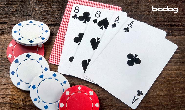 Cartas e fichas de baralhos de poker na mesa