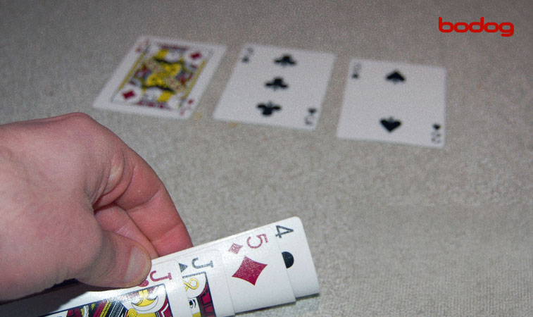 flop poker jogar Mão levantando as cartas de poker discretamente: 4, 5, J, J