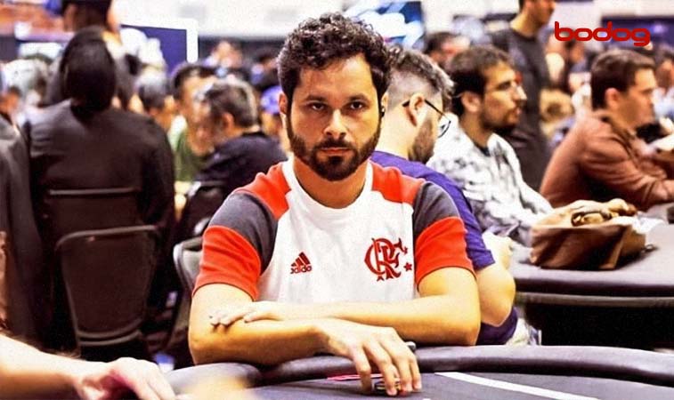 Gabs Droguinha concentrado em um torneio de poker