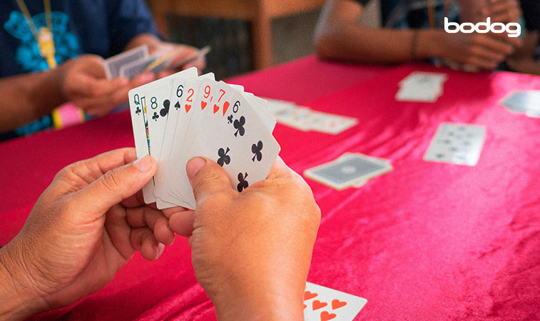 pessoas jogando poker de sete cartas