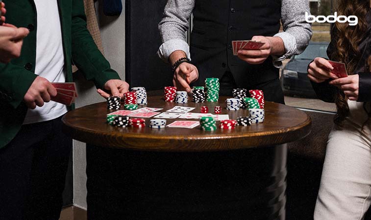 Pessoas jogando torneio de poker