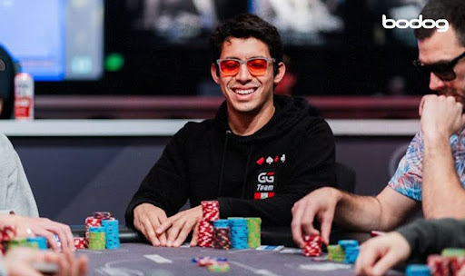 Diego Ventura sonriendo durante un partido de poker