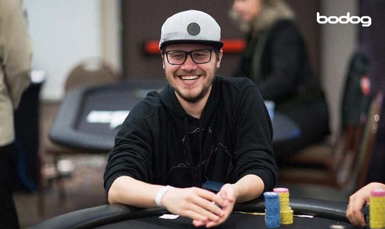 Kelvin Kerber sorridente em um torneio de poker