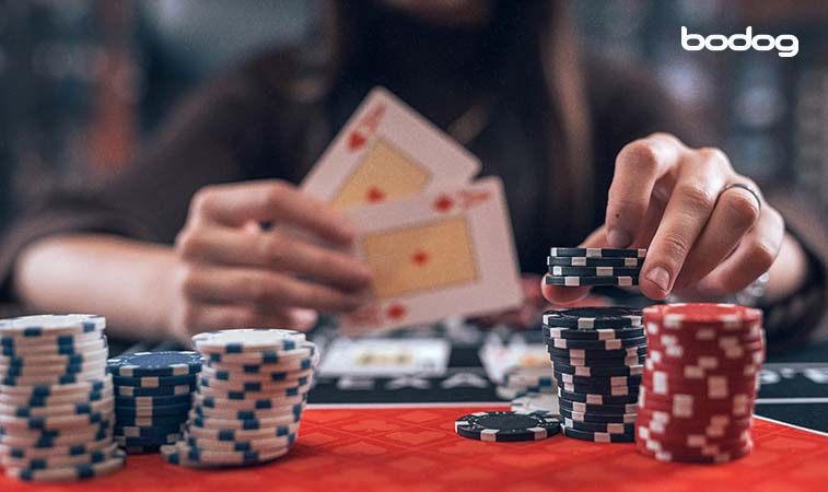 Homem separando as fichas de poker