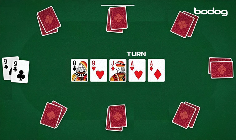 mesa de poker com 5 cartas expostas