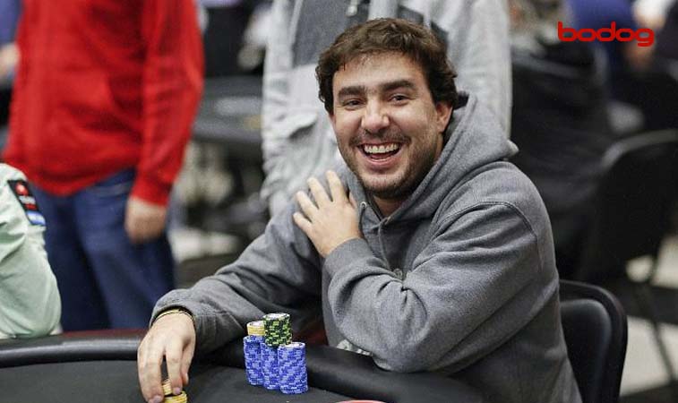 Renato “Bauruzito”sorridente com suas fichas em mesa de poker