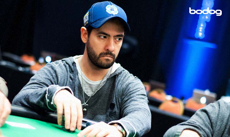 Thiago decano super sério na mesa de poker
