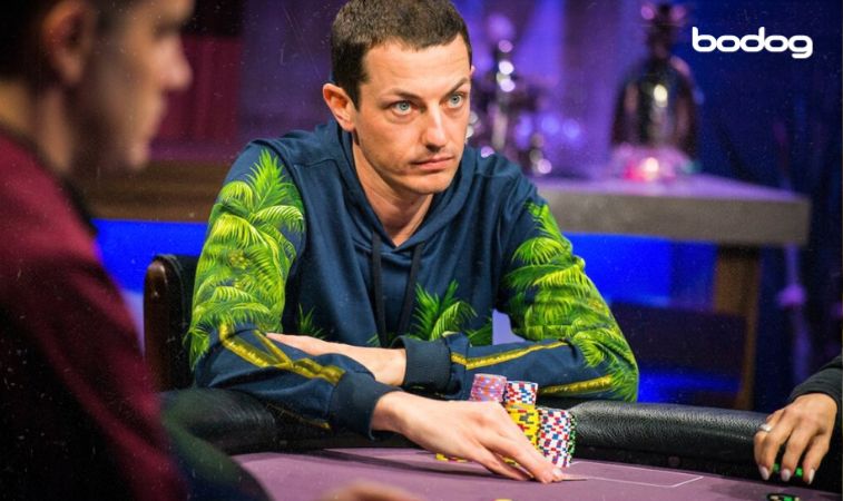 tom dwan poker Tom Dwan com suas cartas e fichas em torneio de poker