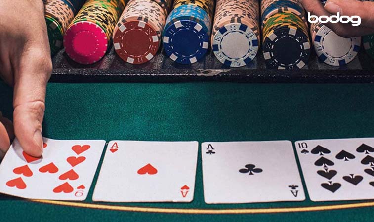 turn poker omaha Dealer abrindo as cartas comunitárias no poker e fichas ao fundo
