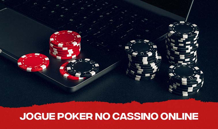 fichas de poker e computador
