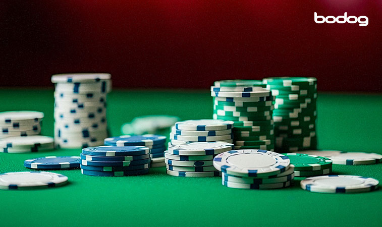 bankroll fichas poker Fichas profissionais de poker em cima da mesa
