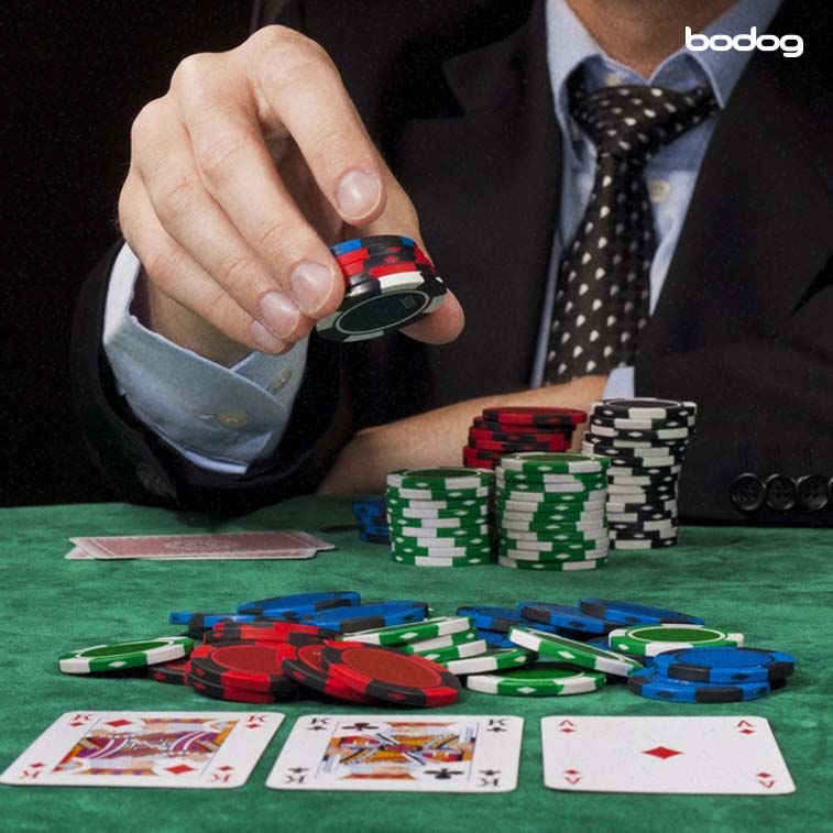  Homem bota fichas no pote de poker