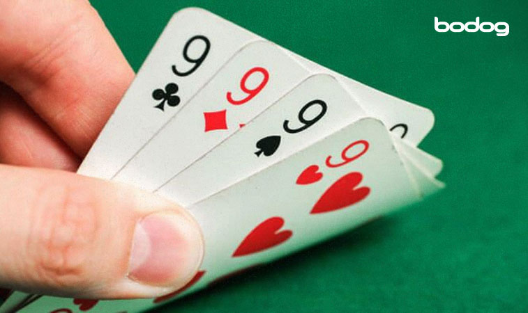 four kind poker Pessoa segurando cartas com four of kinds