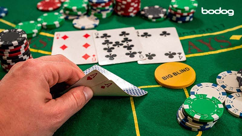 Jogador de poker recebe par de ases no big blind