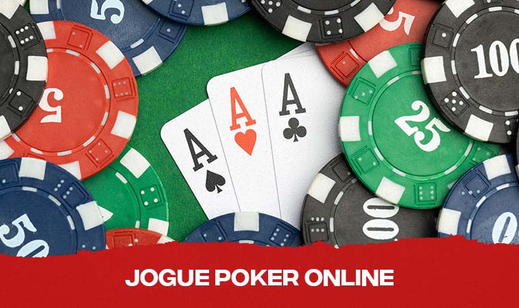Cartas e fichas de poker sobre uma mesa