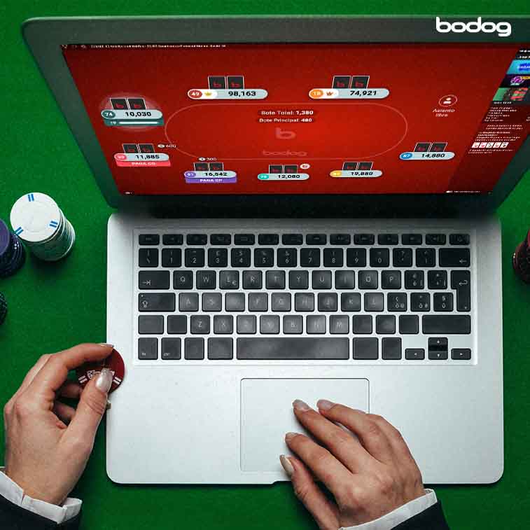 pessoa jogando freeroll de poker na Bodog no computador