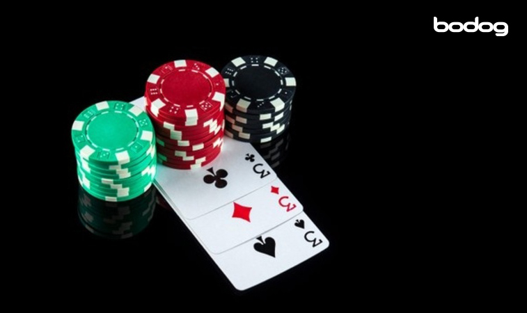 Estratégias para jogar um trio no poker