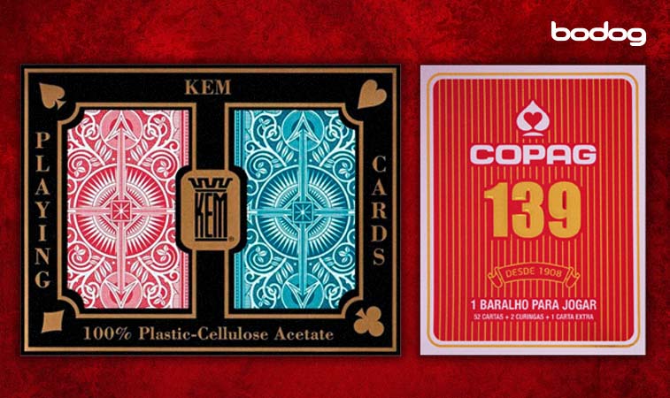 um baralho da marca KEM à esquerda e outro da marca COPAG à direita