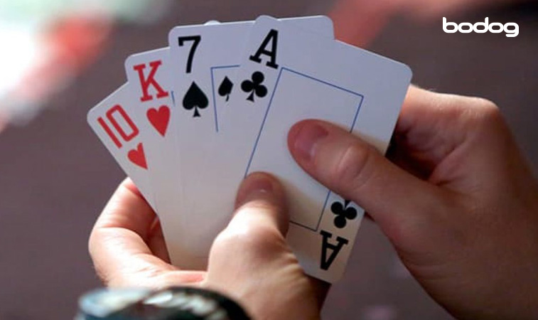 Seja cauteloso quando tiver um trio fraco no poker